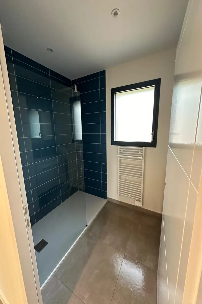 Réalisation de revêtement de salle de bain par Brouard peinture pont saint martin